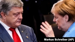 German Chancellor Angela Merkel (right) and Ukrainian President Petro Poroshenko (file photo)