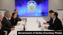 Pamje nga takimi mes nënkryetarit të Qeverisë serbe, Aleksandar Vullin (djathtas) me Sekretarin e Këshillit të Rusisë për Siguri Kombëtare, Sergei Shoigu.