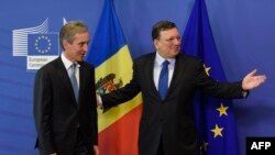 Президент Європейської комісії Жозе Мануель Баррозу (праворуч) вітає прем'єр-міністра Молдови Юрія Лянке в штаб-квартирі ЄС у Брюсселі, 15 травня 2014 року