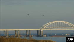 Расейская авіяцыя над Керчанскім мостам. Архіўнае фота