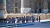 Подготовка к международному музыкальному фестивалю «Шарк тароналари» на площади Регистан в Самарканде. Архивное фото. 