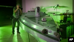 O dronă navală ucraineană prezentată la o expoziție organizată la Kiev, în vara anului trecut. Armata ucraineană ar urma să fie modernizată continuu, după planurile aliaților.
