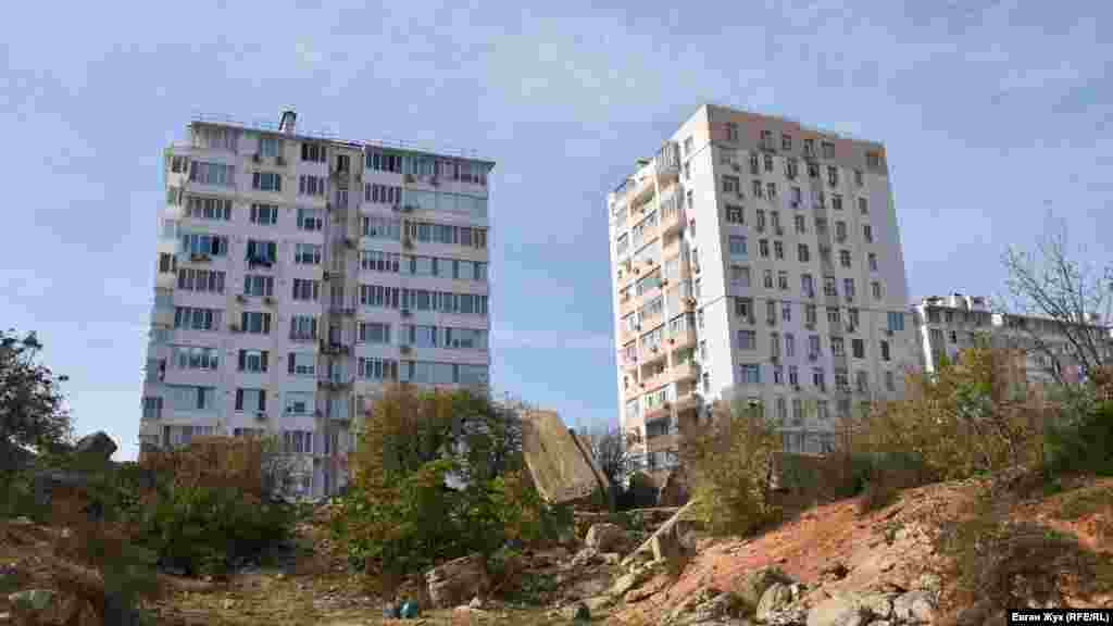 У роки війни потужні фортифікаційні споруди з товстим шаром бетону використовувалися у ролі арсеналу. Так, в останні дні оборони міста, з 19 по 23 червня 1942 року в каземати був перекинутий боєзапас із Сухарної балки, в основному 76-мм снаряди. У казематах на правому фланзі колишньої 15-ї батареї розташовувався склад стрілецького боєзапасу. У лівій частині батареї в льохах лівофлангових знарядь був склад 76,2-мм боєзапасу