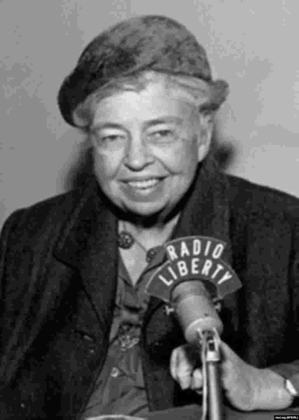 Fosta primă Doamnă de la Casa Albă și campioană a mișcării de respectare a drepturilor mului, Eleanor Roosevelt, fotografiată în cursul unui interviu cu RL la sfîrșitul anilor '50.