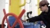 Робітник газово-компресорної станції в місті Боярка, що поблизу Києва