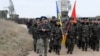 Украина -- Украин аба күчтөрүнүн учкучтары Севастополдун жанындагы Белбек авиабазасына марш жасоодо. 4-март, 2014.