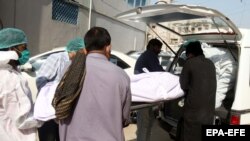 په پاکستان کې ډاکټران وايي، دا صرف د هغو کسانو شمېر دې چې ټېسټونه يې شوي، کره شميرې له دې ډيرې زياتې دي ځکه چې په پاکستان کې اوس هم خلک کورونا جدي نه نيسي.
