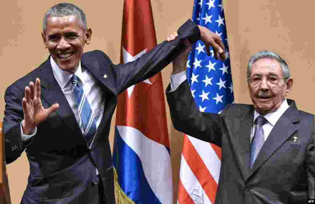 Cu președintele Cubei, Raul Castro, în cursul întîlnirii la Palatul Revoluției de la Havana, la 21 martie 2016. Vizita lui Obama în Cuba a fost cea dintîi a unui președinte american de la revoluția din 1959.