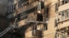 Echipele de intervenție de urgență din Kiev au lucrat intens pentru a stinge un incendiu declanșat în urma unui atac rusesc asupra capitalei ucrainene pe 7 septembrie.